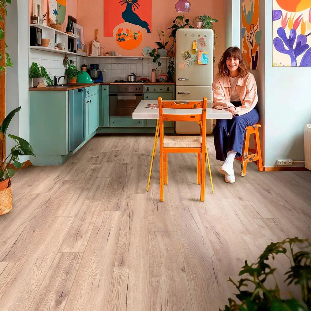 Designboden im Wohnzimmer verlegt in Holzoptik